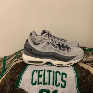 Men’s athletic gray and silver Airmax
